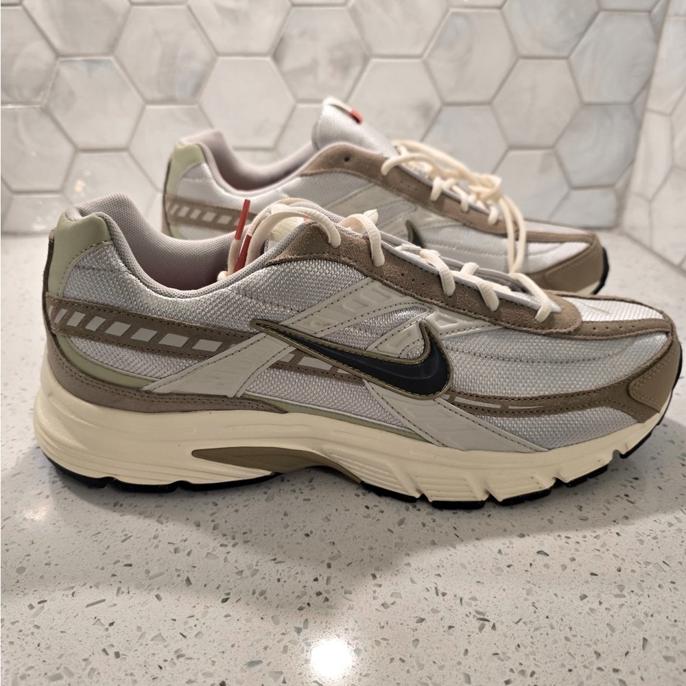 Nike Men’s Initiator Low Top Sneaker Sz 13 NEW Light Bone & Cargo Khaki HJ7683